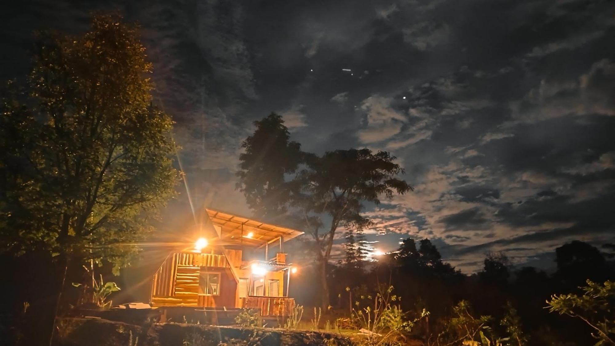 ไร่นิธิสุนทร Nithisoonthon Farmstay Mae Hong Son Exterior photo