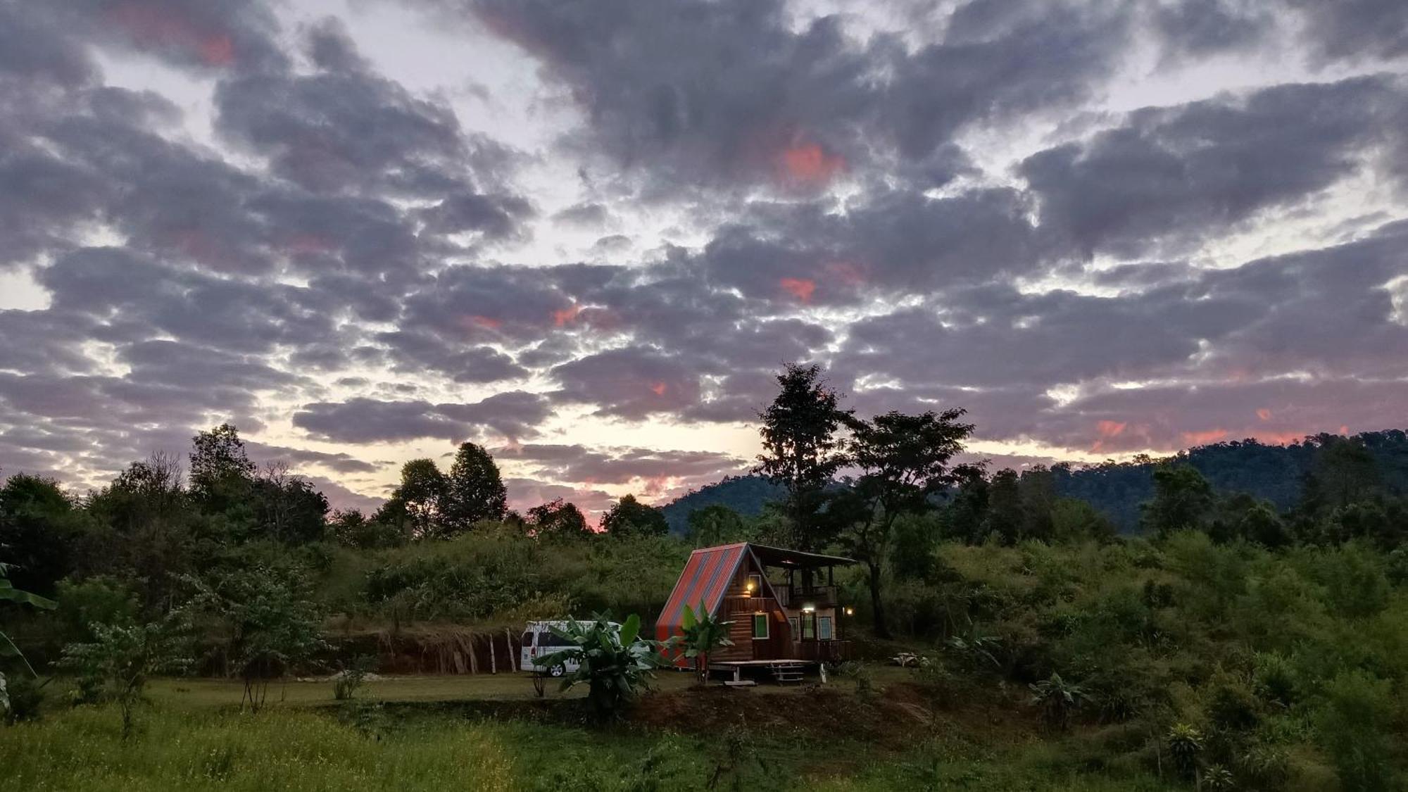 ไร่นิธิสุนทร Nithisoonthon Farmstay Mae Hong Son Exterior photo
